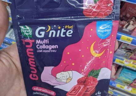 HandyHerb G’nite Multi Collagen Gummy: Deep Relaxation with a Cosmetic Bonus A hand holding a purple and pink sachet packet of HandyHerb G'nite Multi Collagen Gummy inside a store in Thailand.