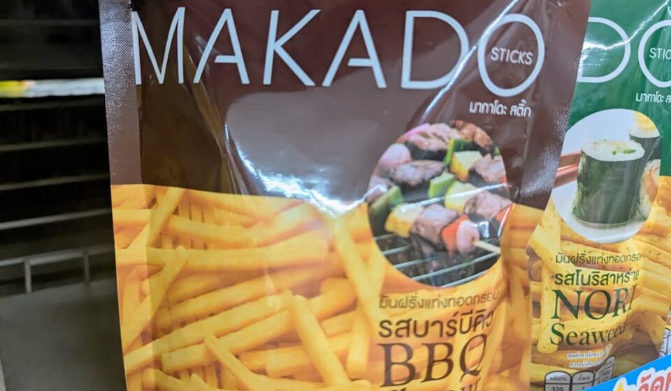A red packaging pouch of Makado Sticks Barbecue flavor potato sticks from 7-Eleven Thailand.
